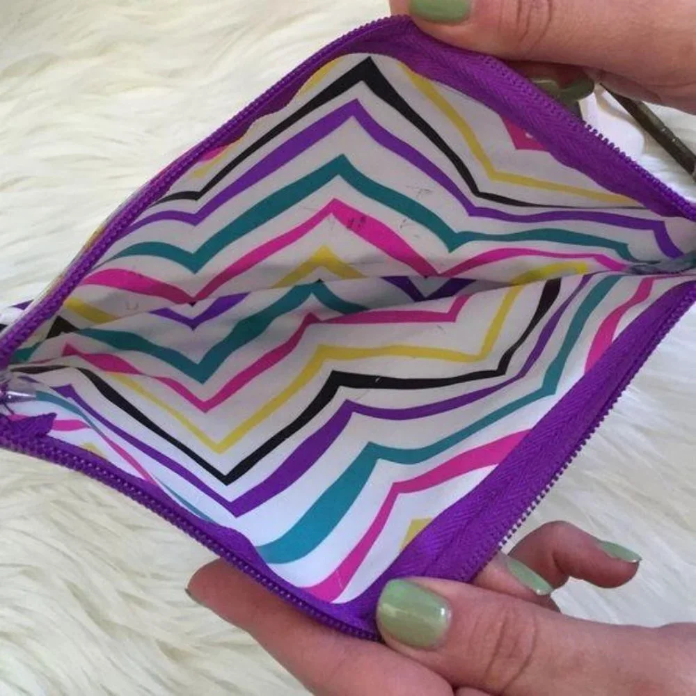 NWOT Zig Zag Pattern Multi Color Plastic Pouch Cosmetics Pencil Travel Case